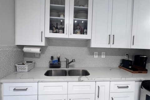Touwnhouse à vendre à Miami, Floride: 3 chambres, 113.34 m2 № 2395252 - photo 10