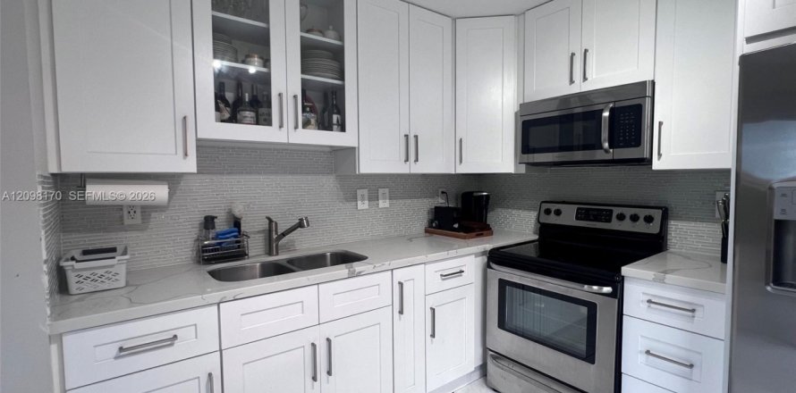 Touwnhouse à Miami, Floride 3 chambres, 113.34 m2 № 2395252