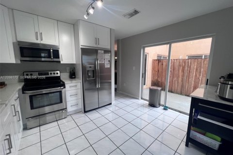 Touwnhouse à vendre à Miami, Floride: 3 chambres, 113.34 m2 № 2395252 - photo 12