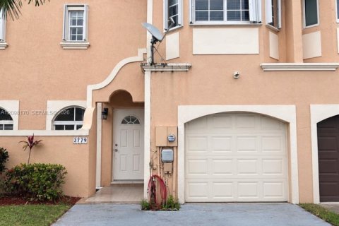 Touwnhouse à vendre à Miami, Floride: 3 chambres, 113.34 m2 № 2395252 - photo 2