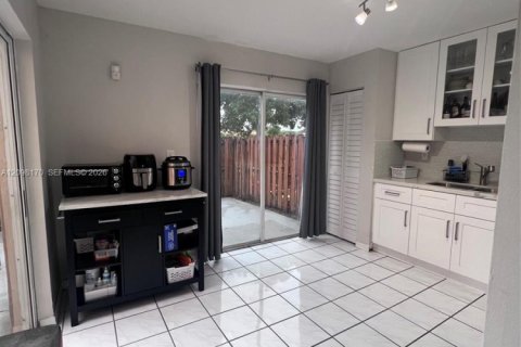 Touwnhouse à vendre à Miami, Floride: 3 chambres, 113.34 m2 № 2395252 - photo 8