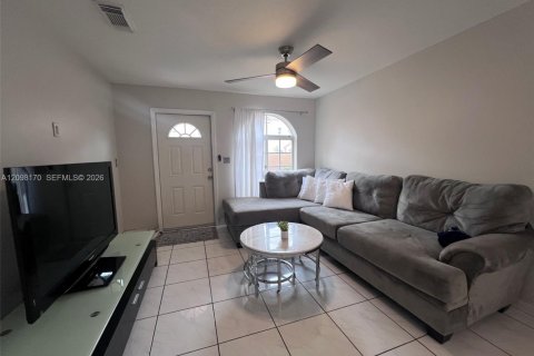 Touwnhouse à vendre à Miami, Floride: 3 chambres, 113.34 m2 № 2395252 - photo 5