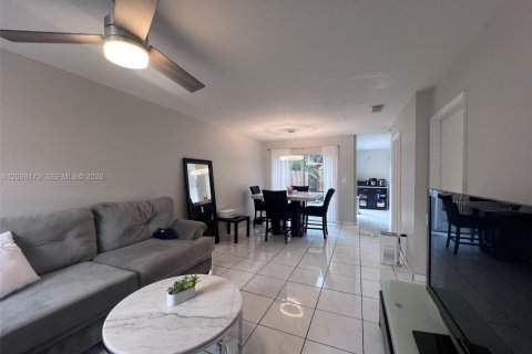 Touwnhouse à vendre à Miami, Floride: 3 chambres, 113.34 m2 № 2395252 - photo 4