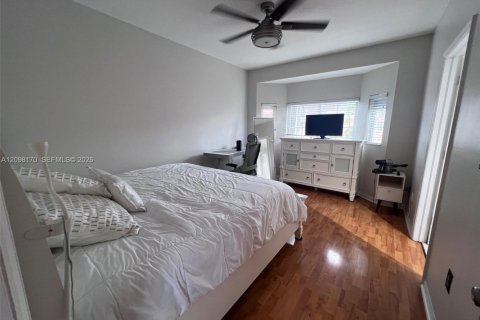 Touwnhouse à vendre à Miami, Floride: 3 chambres, 113.34 m2 № 2395252 - photo 14