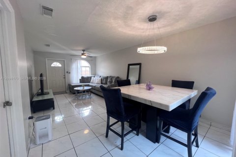 Touwnhouse à vendre à Miami, Floride: 3 chambres, 113.34 m2 № 2395252 - photo 6
