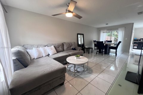 Touwnhouse à vendre à Miami, Floride: 3 chambres, 113.34 m2 № 2395252 - photo 3