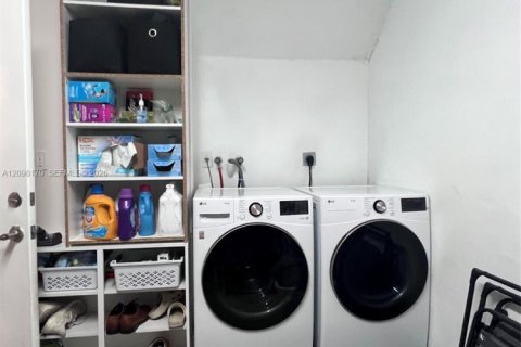 Touwnhouse à vendre à Miami, Floride: 3 chambres, 113.34 m2 № 2395252 - photo 28