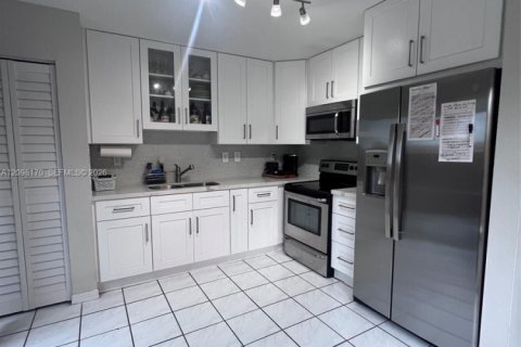 Touwnhouse à vendre à Miami, Floride: 3 chambres, 113.34 m2 № 2395252 - photo 9