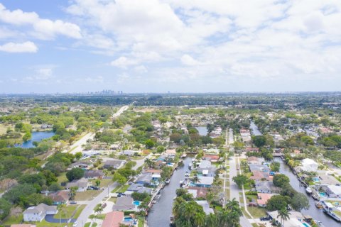 House in Plantation, Florida 4 bedrooms, 142.05 sq.m. № 1117021 - photo 1