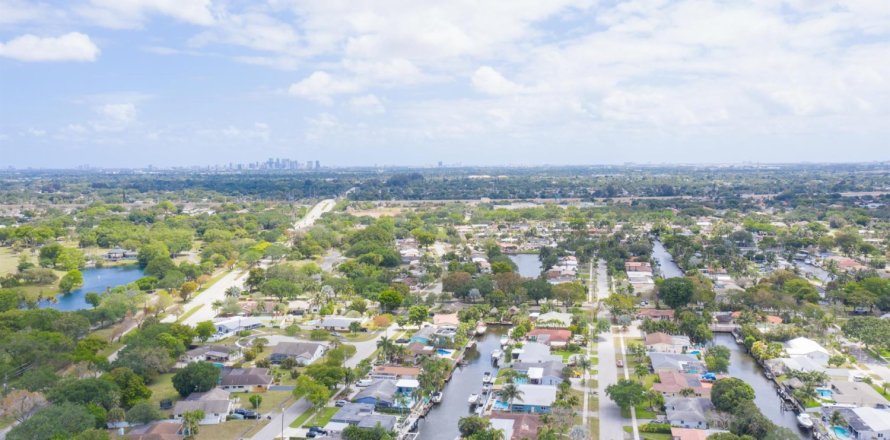 House in Plantation, Florida 4 bedrooms, 142.05 sq.m. № 1117021