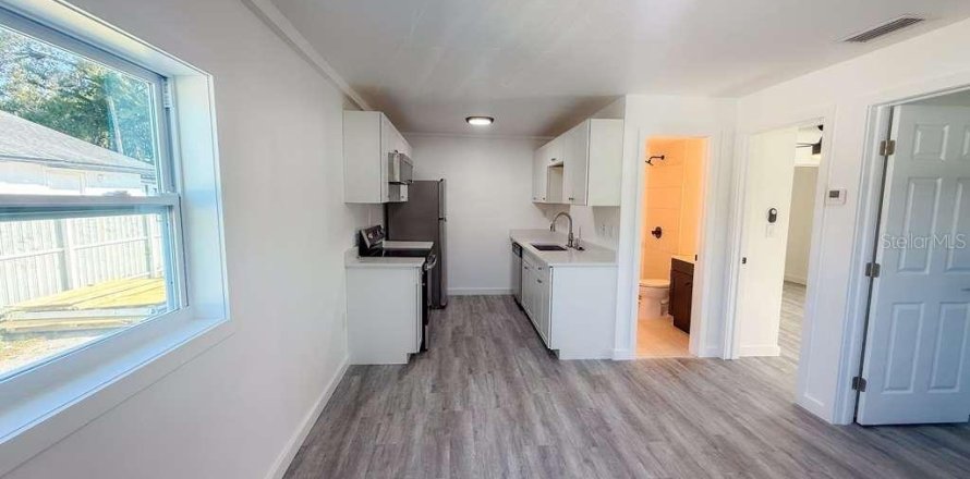 House in Tampa, Florida 3 bedrooms, 86.21 sq.m. № 2437318