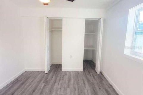 House in Tampa, Florida 3 bedrooms, 86.21 sq.m. № 2437318 - photo 2