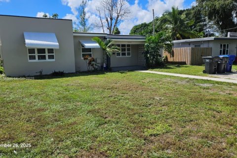 Villa ou maison à louer à Hollywood, Floride: 3 chambres, 103.31 m2 № 1931734 - photo 1