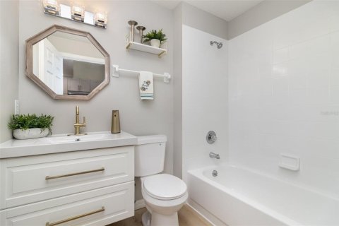 Condo in Melbourne Beach, Florida, 2 bedrooms  № 1877478 - photo 16