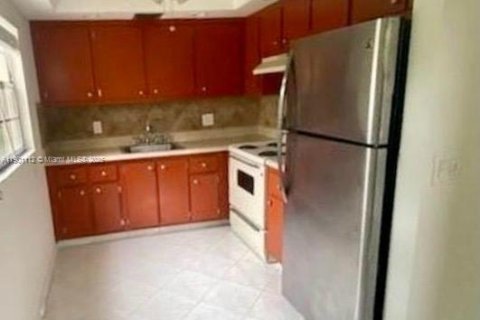 Condominio en alquiler en Pembroke Pines, Florida, 2 dormitorios, 88.63 m2 № 1953152 - foto 1