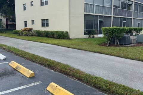 Condominio en alquiler en Pembroke Pines, Florida, 2 dormitorios, 88.63 m2 № 1953152 - foto 2