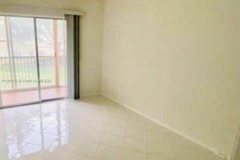 Condominio en alquiler en Pembroke Pines, Florida, 2 dormitorios, 88.63 m2 № 1953152 - foto 3