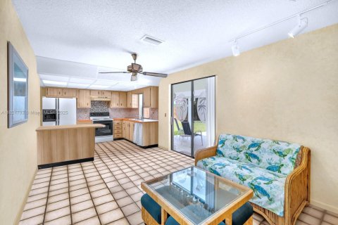 House in Cooper City, Florida 3 bedrooms, 135.45 sq.m. № 1800663 - photo 9