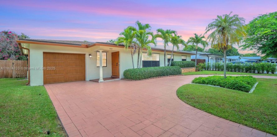 House in Cooper City, Florida 3 bedrooms, 135.45 sq.m. № 1800663