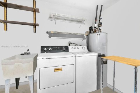 House in Cooper City, Florida 3 bedrooms, 135.45 sq.m. № 1800663 - photo 21