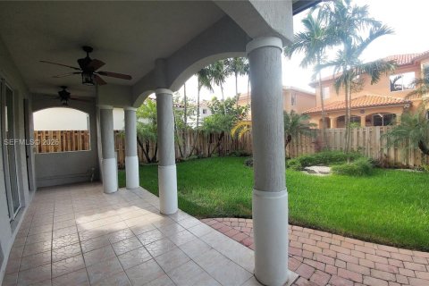House in Miami, Florida 5 bedrooms, 273.69 sq.m. № 2002687 - photo 22