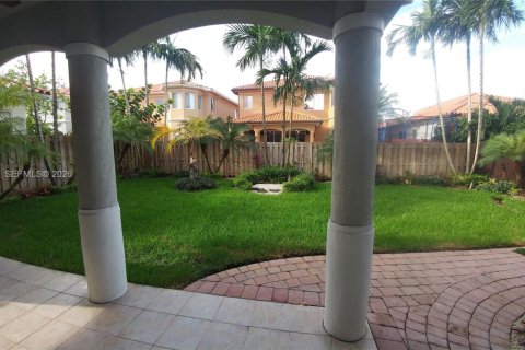 House in Miami, Florida 5 bedrooms, 273.69 sq.m. № 2002687 - photo 23