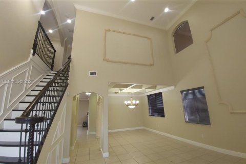 House in Miami, Florida 5 bedrooms, 273.69 sq.m. № 2002687 - photo 4