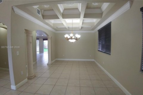 House in Miami, Florida 5 bedrooms, 273.69 sq.m. № 2002687 - photo 6