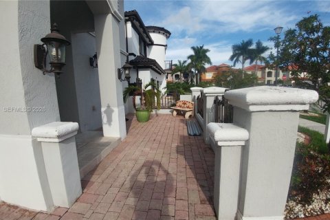 House in Miami, Florida 5 bedrooms, 273.69 sq.m. № 2002687 - photo 3