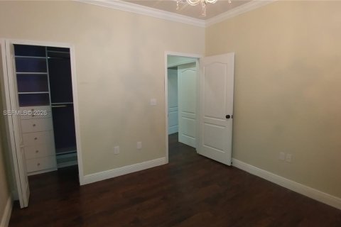 House in Miami, Florida 5 bedrooms, 273.69 sq.m. № 2002687 - photo 21