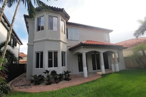 House in Miami, Florida 5 bedrooms, 273.69 sq.m. № 2002687 - photo 24