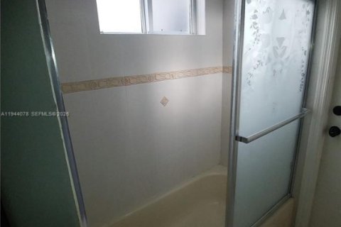 House in Miami, Florida 5 bedrooms, 273.69 sq.m. № 2002687 - photo 18