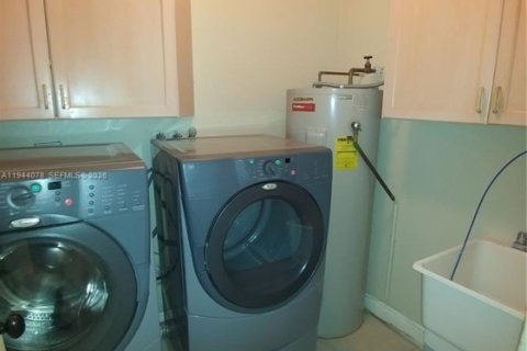 House in Miami, Florida 5 bedrooms, 273.69 sq.m. № 2002687 - photo 8