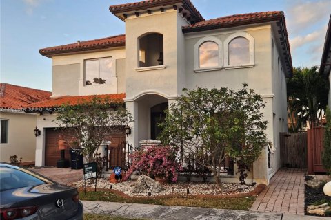 House in Miami, Florida 5 bedrooms, 273.69 sq.m. № 2002687 - photo 2