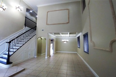 House in Miami, Florida 5 bedrooms, 273.69 sq.m. № 2002687 - photo 5