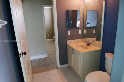 House in Miami, Florida 5 bedrooms, 273.69 sq.m. № 2002687 - photo 19