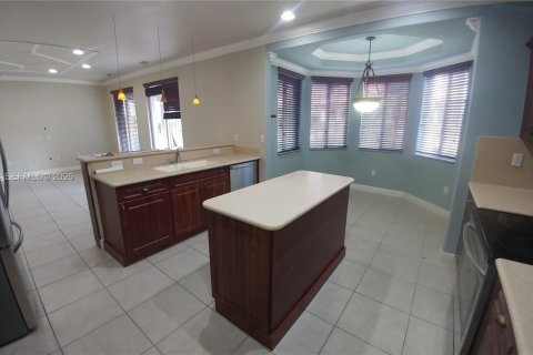 House in Miami, Florida 5 bedrooms, 273.69 sq.m. № 2002687 - photo 13