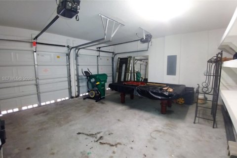 House in Miami, Florida 5 bedrooms, 273.69 sq.m. № 2002687 - photo 9