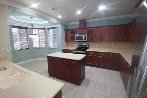 House in Miami, Florida 5 bedrooms, 273.69 sq.m. № 2002687 - photo 12