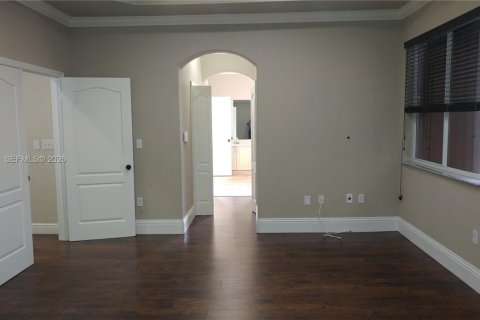 House in Miami, Florida 5 bedrooms, 273.69 sq.m. № 2002687 - photo 30