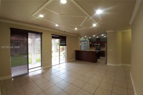 House in Miami, Florida 5 bedrooms, 273.69 sq.m. № 2002687 - photo 11