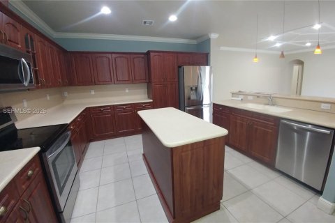 House in Miami, Florida 5 bedrooms, 273.69 sq.m. № 2002687 - photo 14