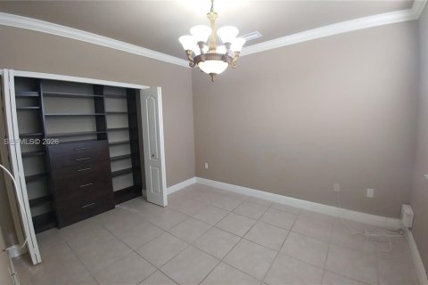 House in Miami, Florida 5 bedrooms, 273.69 sq.m. № 2002687 - photo 16