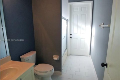 House in Miami, Florida 5 bedrooms, 273.69 sq.m. № 2002687 - photo 17