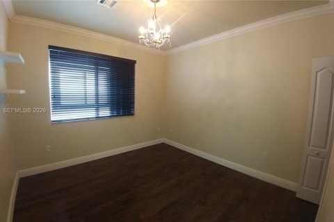 House in Miami, Florida 5 bedrooms, 273.69 sq.m. № 2002687 - photo 20