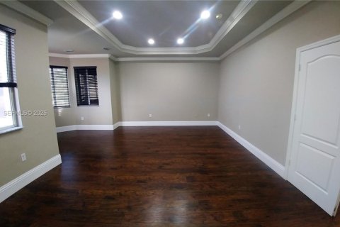 House in Miami, Florida 5 bedrooms, 273.69 sq.m. № 2002687 - photo 28