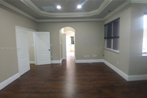 House in Miami, Florida 5 bedrooms, 273.69 sq.m. № 2002687 - photo 29