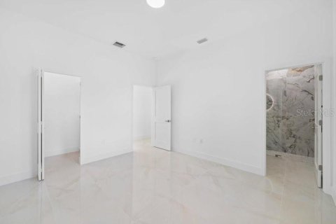 House in Lehigh Acres, Florida 3 bedrooms, 138.8 sq.m. № 2224981 - photo 23