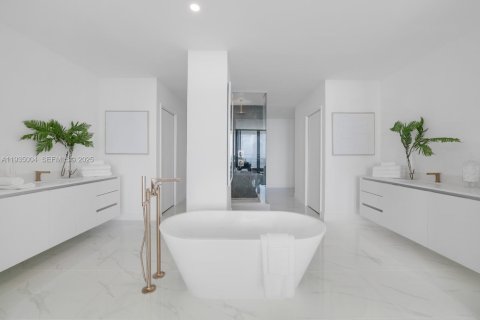 Condo in Miami, Florida, 4 bedrooms  № 1993792 - photo 4