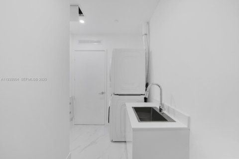 Condo in Miami, Florida, 4 bedrooms  № 1993792 - photo 17